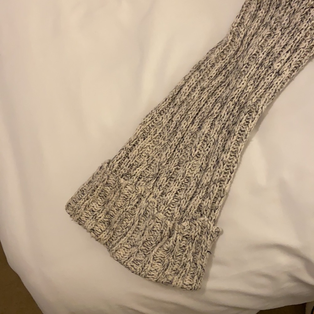 Bell sleeve turtle neck - Picture 2 of 2